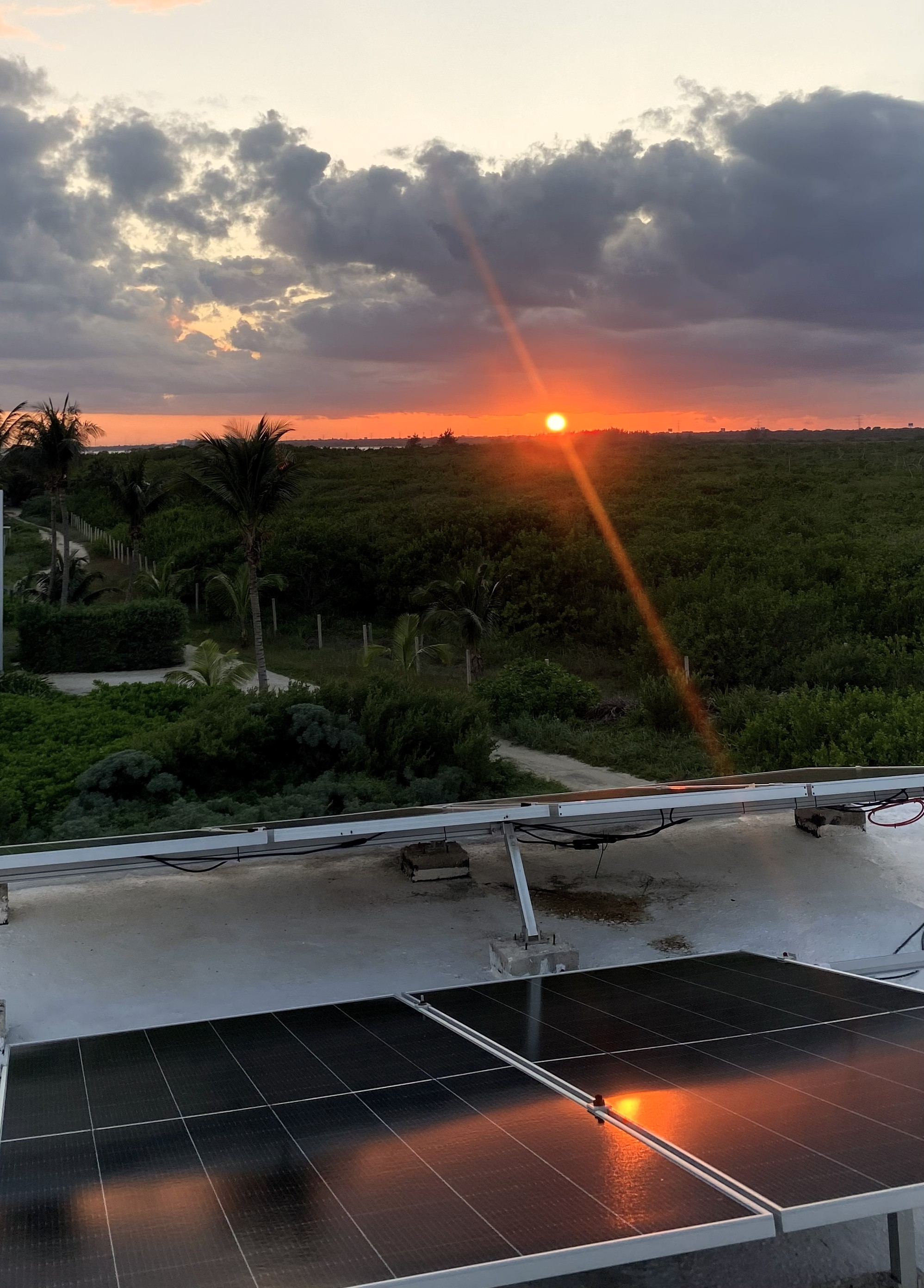 Paneles solares al atardecer en Casa Kayab
